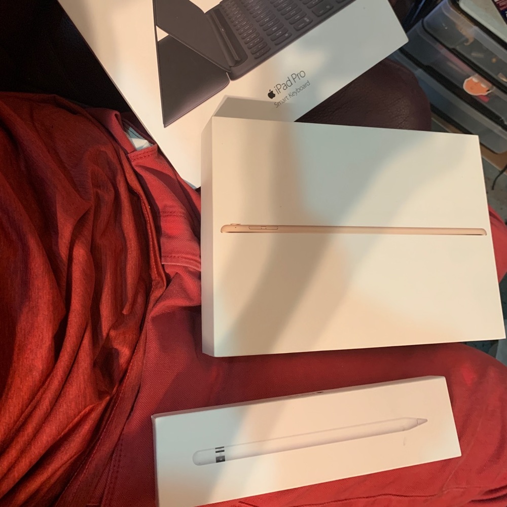 iPad Pro bundle (pencil and Smart Keyboard)